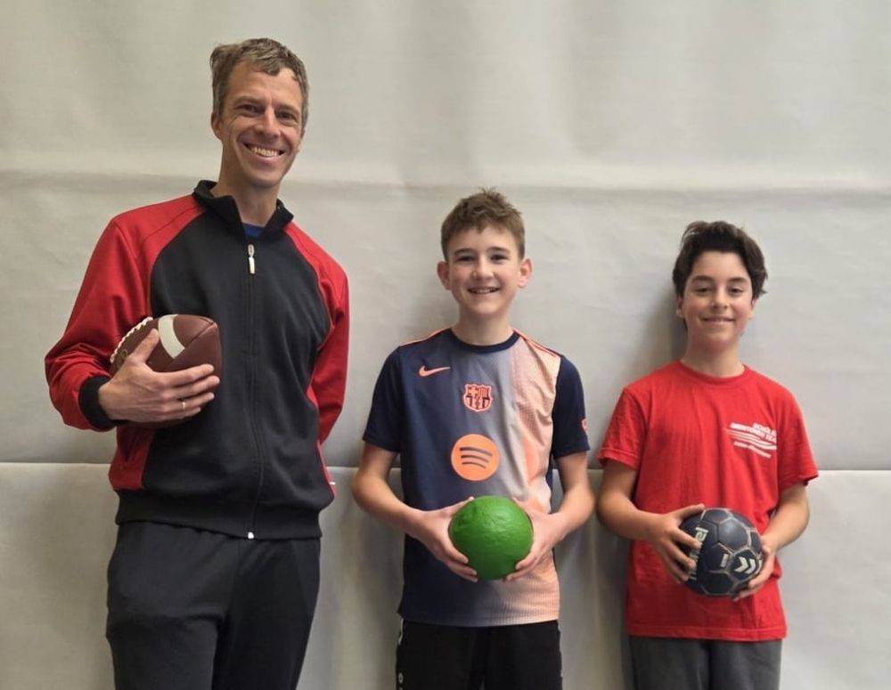 OStR Thorsten Grimme mit den beiden Schulsportmentoren