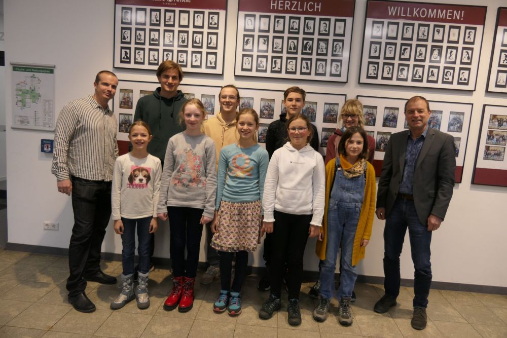 Teilnehmer und Teilnehmerinnen mit Lehrern