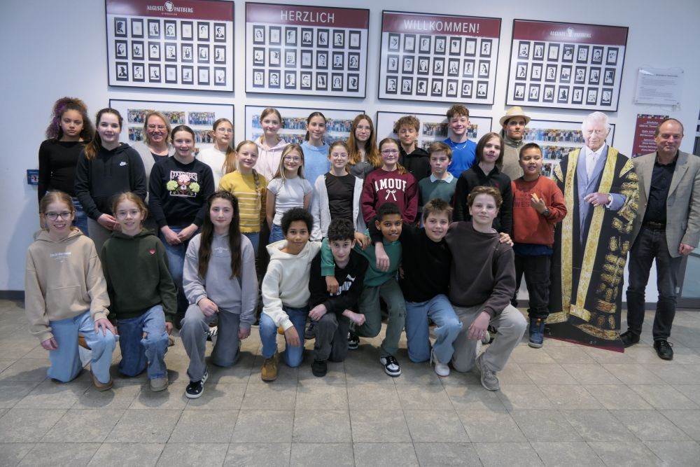 Die erfolgreiche Klasse 7e mit Kathrin Al-Boucari, Dr. Thomas Pauer und König Charles III.