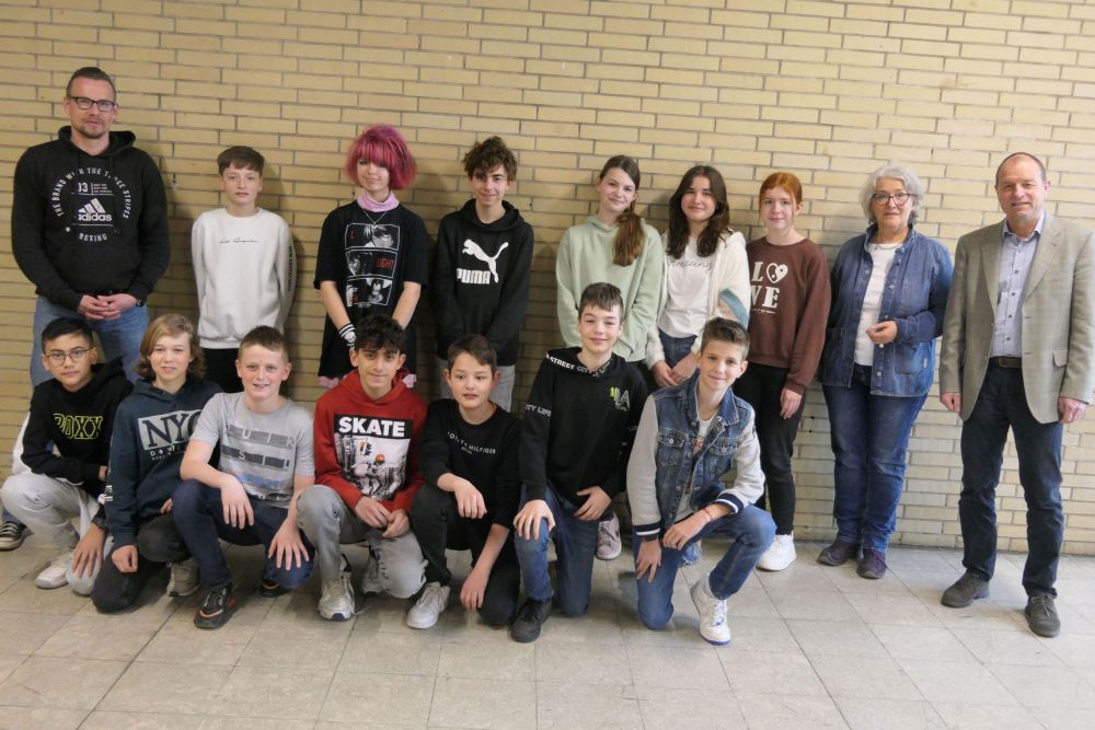 Neue Schulwegbegleiterinnen und Ausbilder