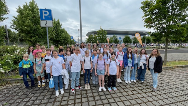 Gruppenfoto vor der SAP Arena