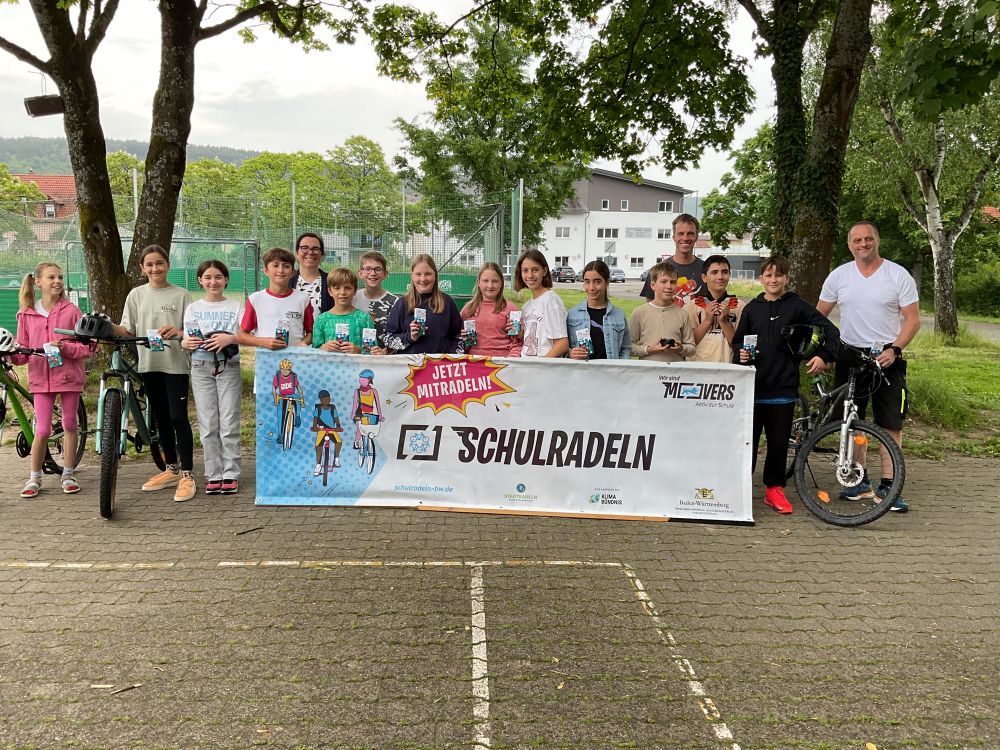 Die Teilnehmer am Schulradeln: Die Schülerinnen und Schüler zusammen mit OStRin Isabel Maceda, OStR Thorsten Grimme und HM Thomas Beilhardt auf dem Schulhof