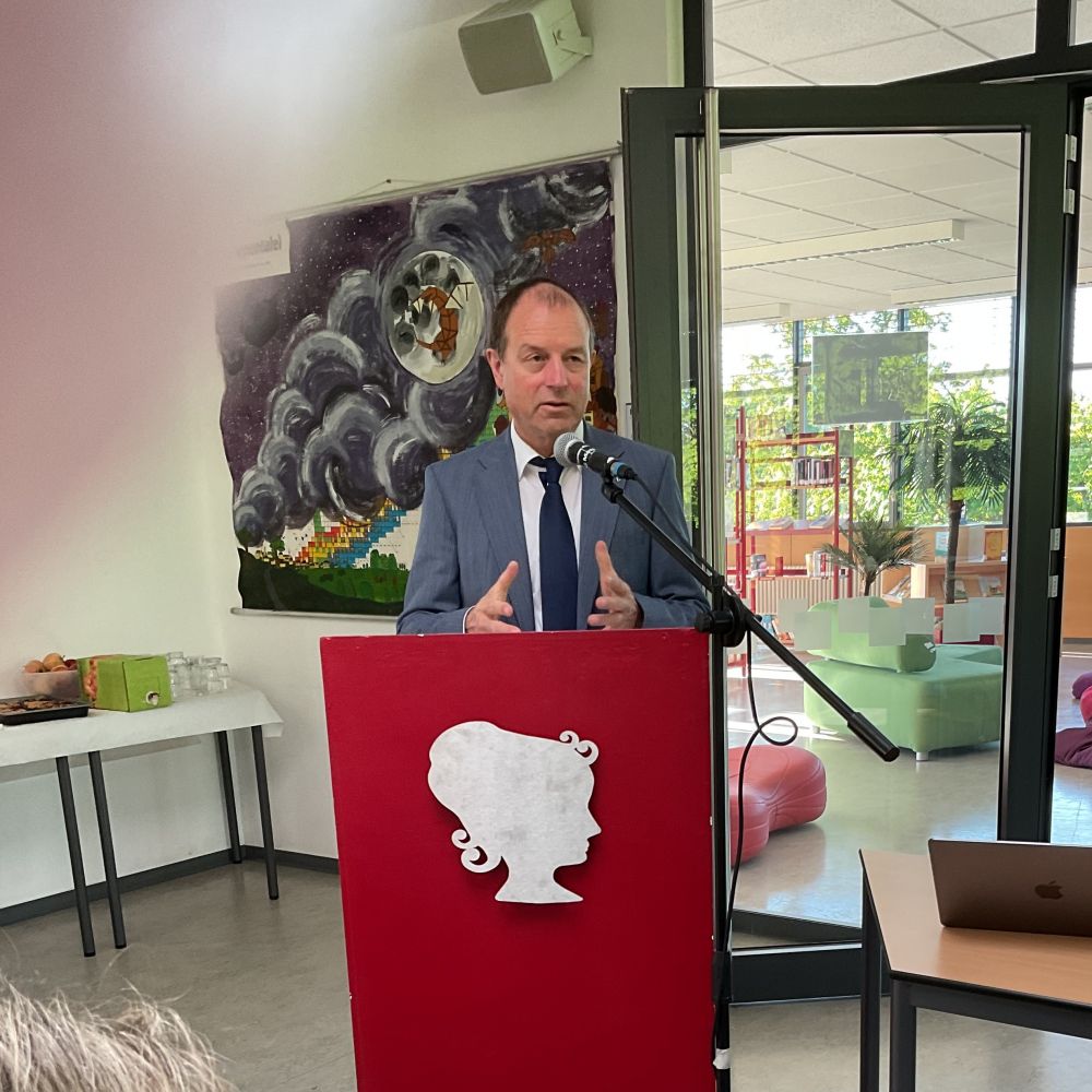 Schuleiter Dr. Thomas Pauer beim Einführungsvortrag