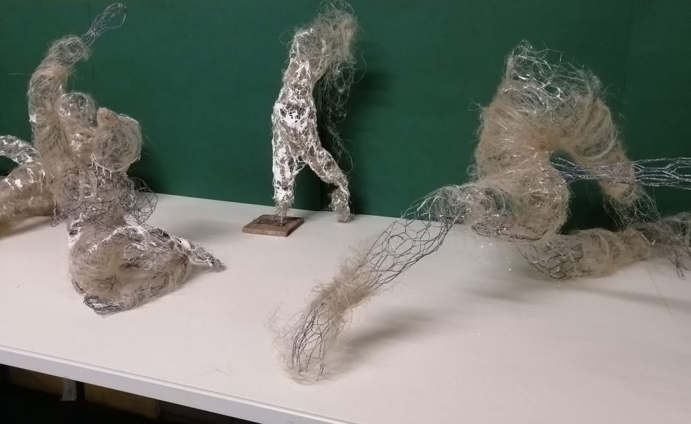 Kunstwerke aus Draht und Wolle