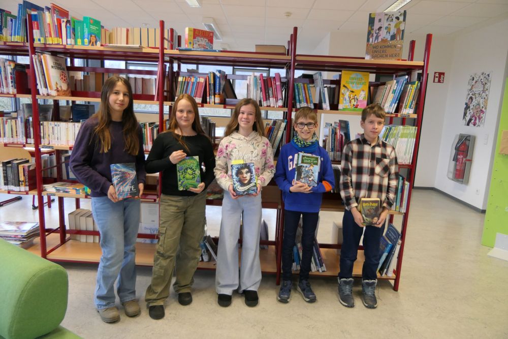 Die fünf Klassensiegerinnen und Klassensieger im Vorlesewettbewerb 2025