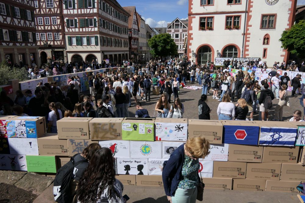 Bei der Demo gegen Rechts auf dem mosbacher Marktplatz