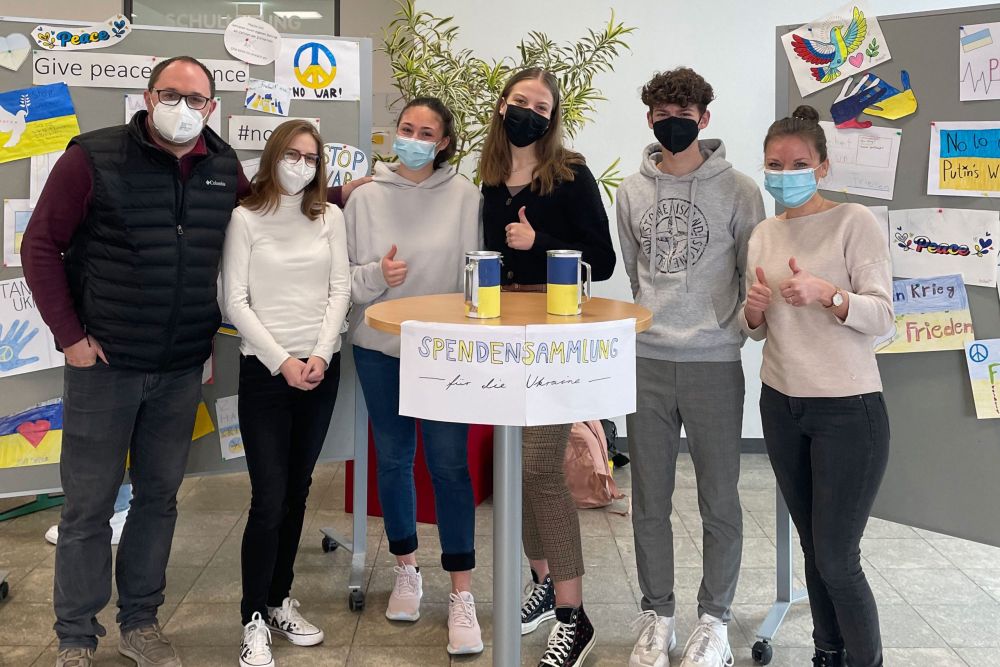 Schüler und Lehrer beim Spendensammeln für die Ukraine