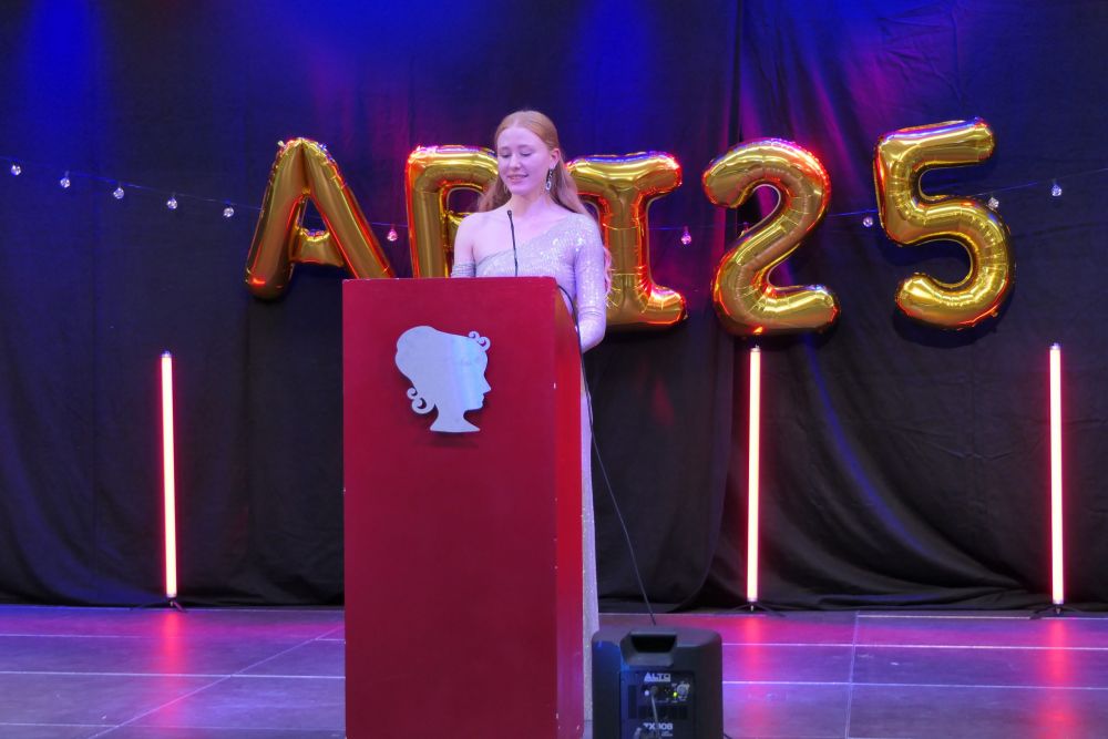 Schülerin bei einer Rede