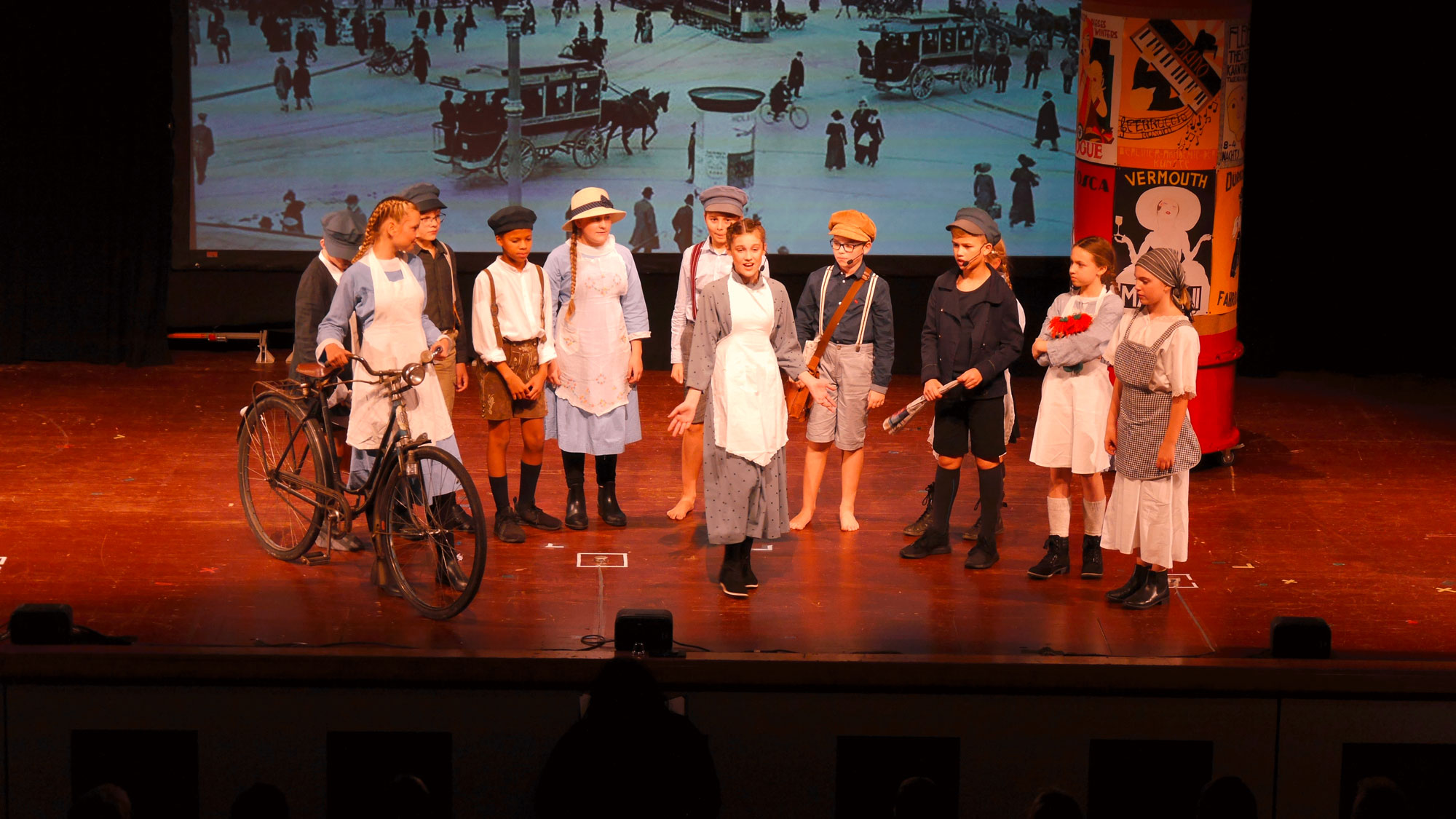 Eine Gruppe von Kindern auf der Bühne bei einer Straßenszene