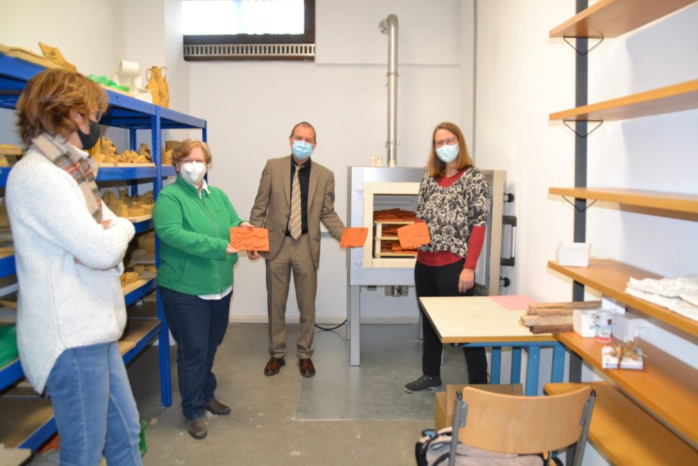 Lehrerinnen und Lehrer vor den neuen Brennöfen