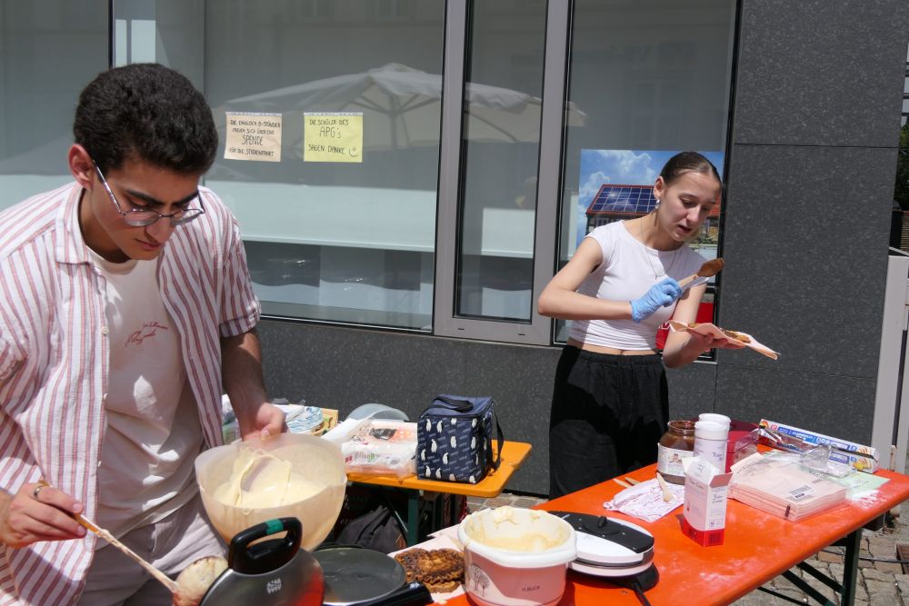 Schülerinnen und Schüler beim Waffel verkauf