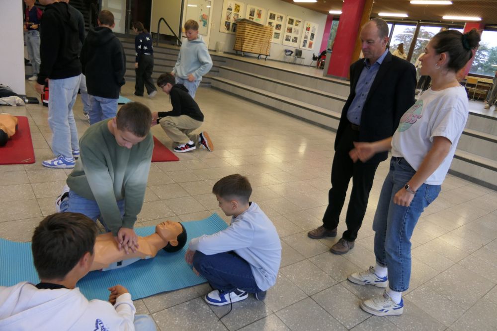 Schüler beim üben der Wiederbelebung