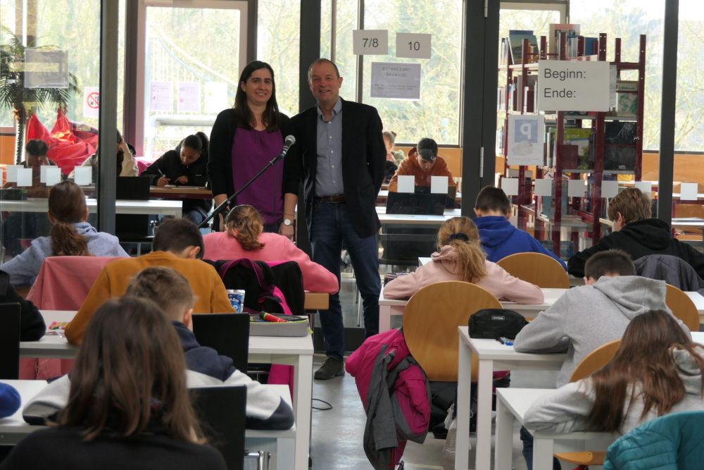 Schüler konzentriert beim Wettbewerb