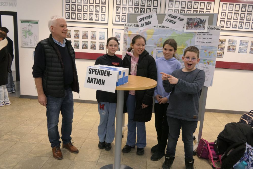 Kinder und Lehrer beim Spenden sammeln