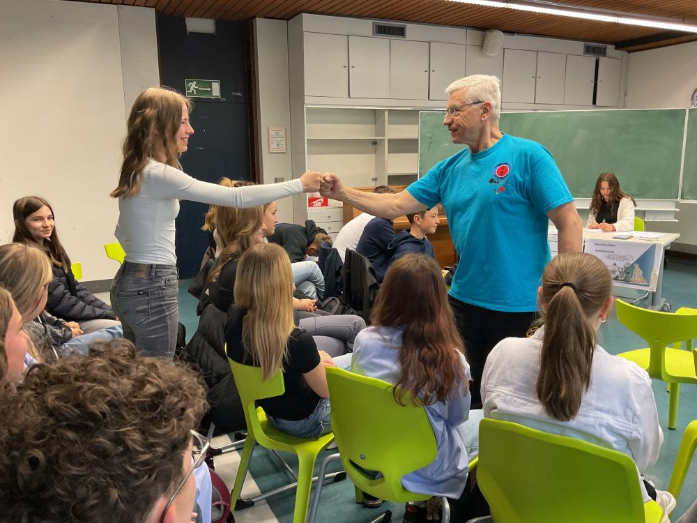 Karate- und Gewaltschutz-Trainer Manfred Lustig während eines Workshops in der 8b im Mai 2026