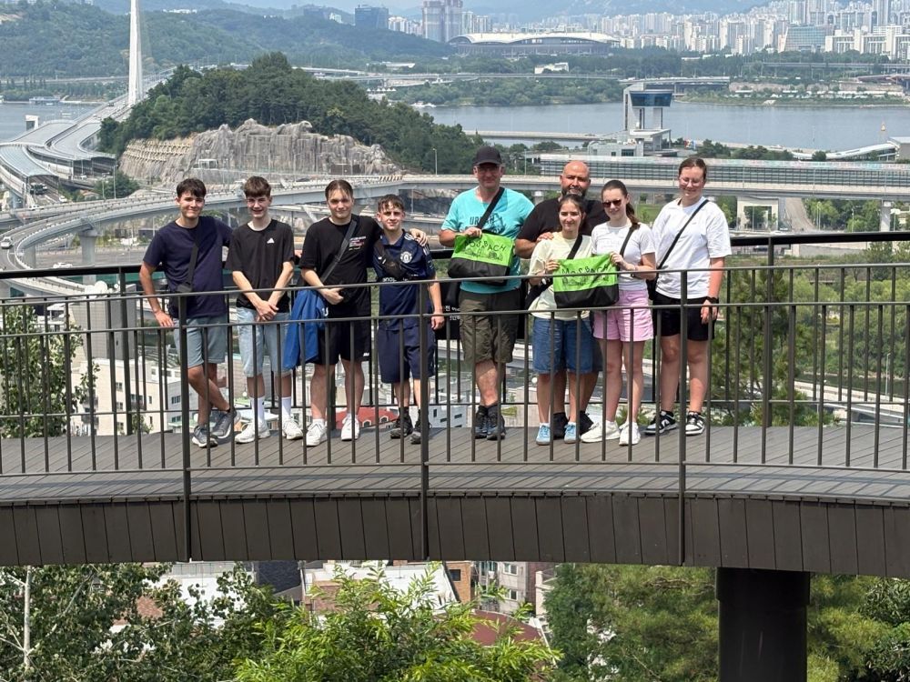 Die Teams auf einer Brücke vor der Skyline