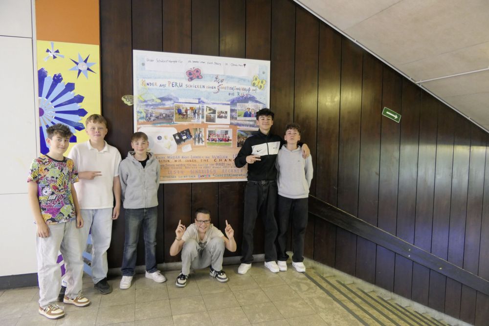Kinder vor einem Plakat
