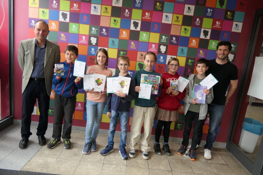 Preisträger und Preisträgerinnen mit Schulleiter und Lehrer