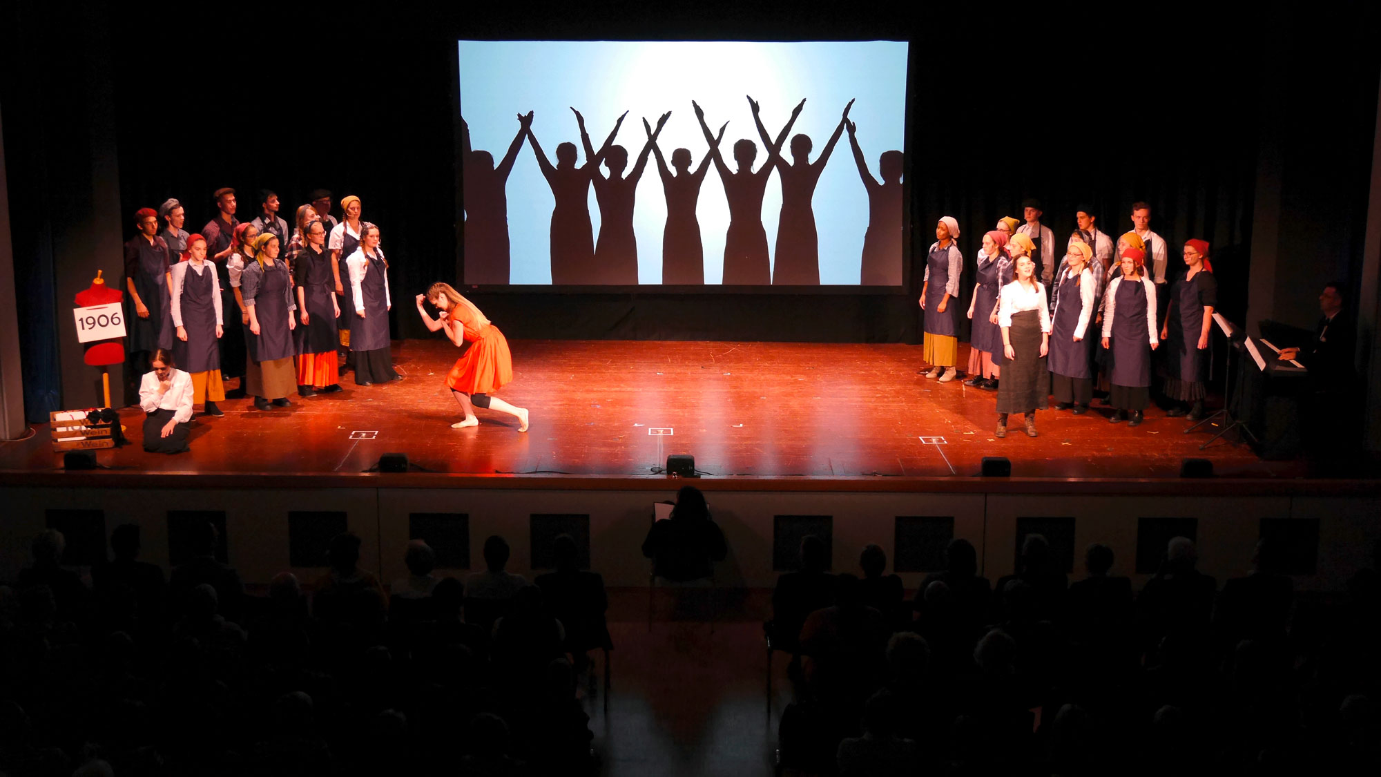 Theater, Tanz, Musik und Bühnenbild auf der Bühe vereint