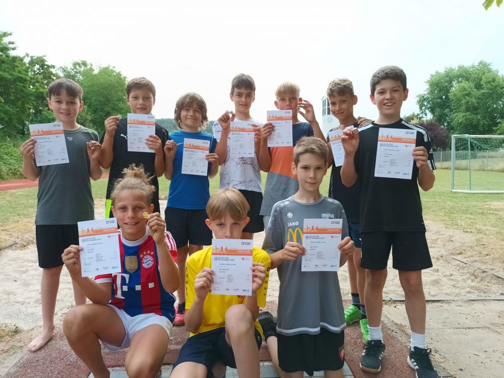 Jungen mit ihren verliehenen Sportabzeichen