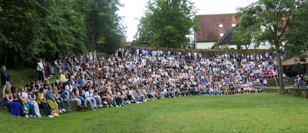 Schülergruppe im Burggraben