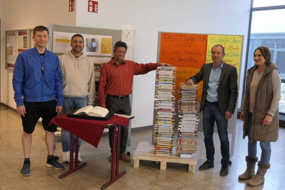 Spendenübergabe mit Lehrern