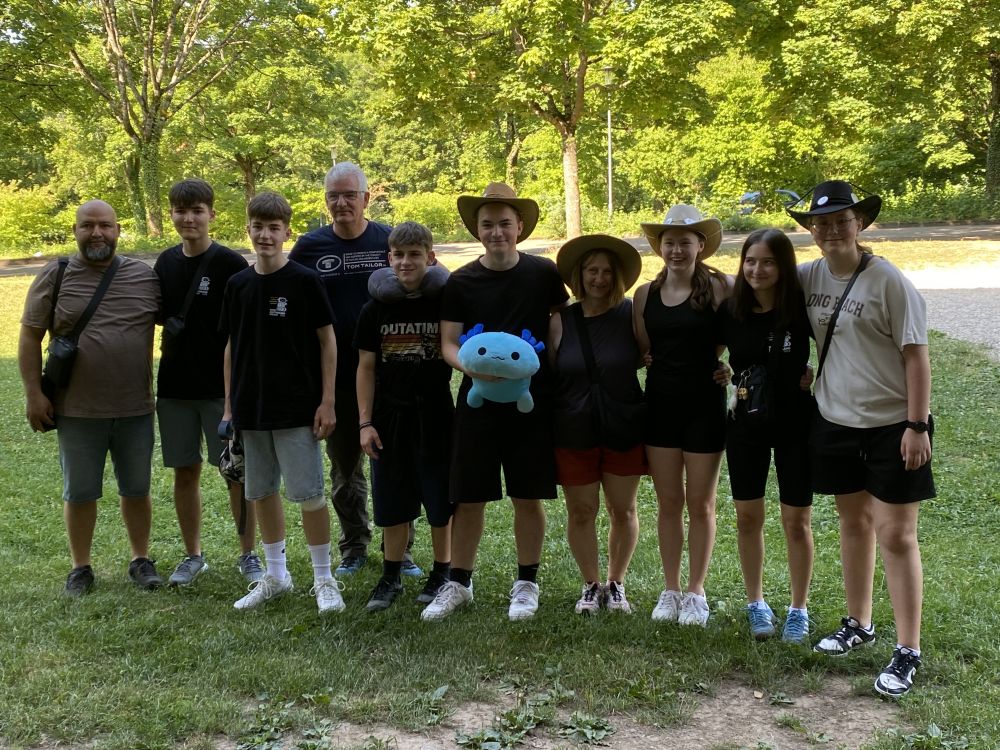Bereit zur Abreise: Die beiden Teams mit ihren Coaches kurz vor der Abreise