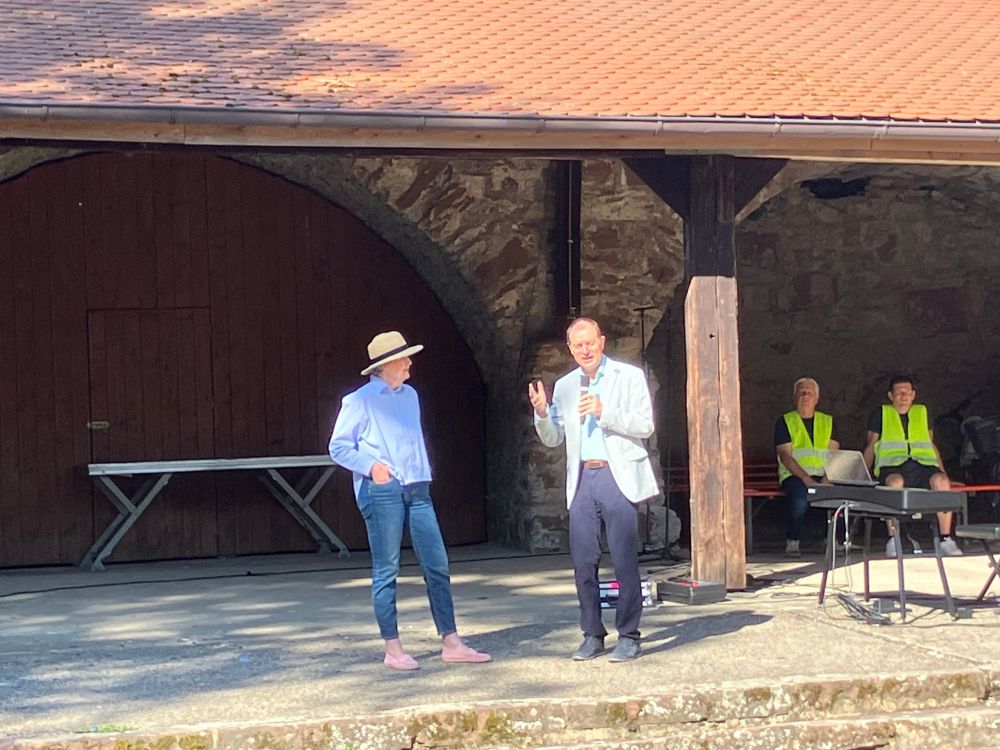 Schulleiter Dr. Pauer und Claudia Schmidt auf der Bühne im Burggraben
