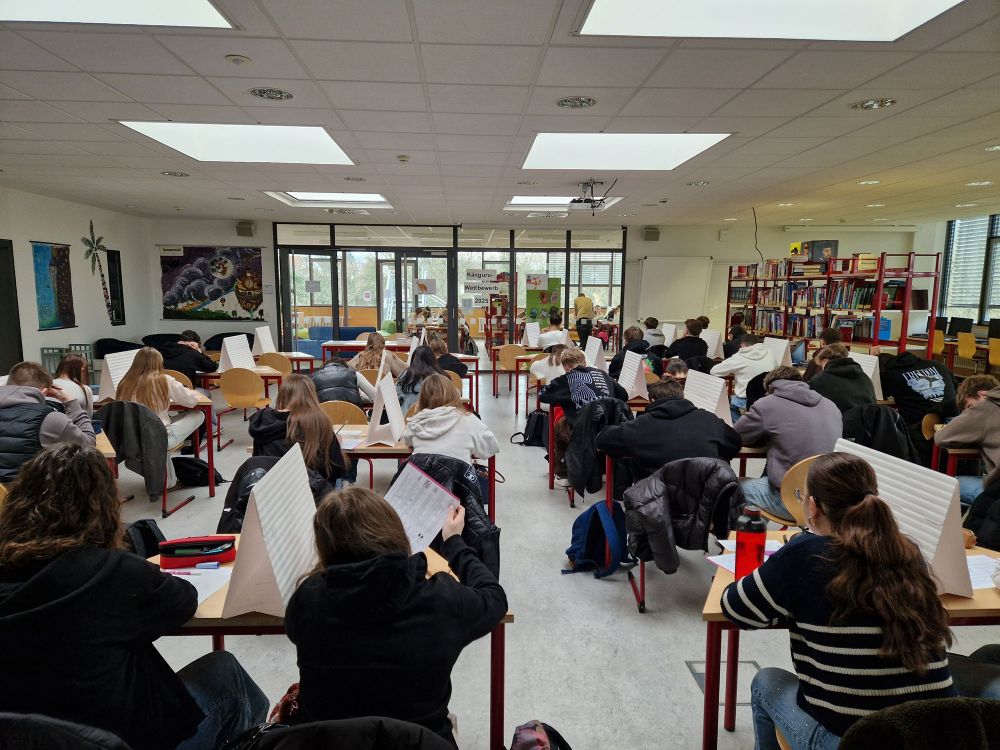 Schülerinnen und Schüler beim Mathe Känguru