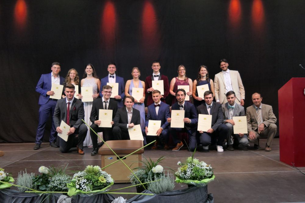 Abiturklasse 2021 mit ihren Zeugnissen