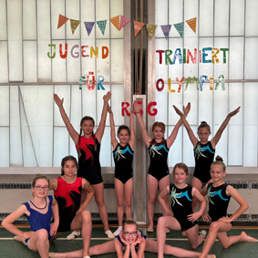 Posierte Gerätturnerinnen